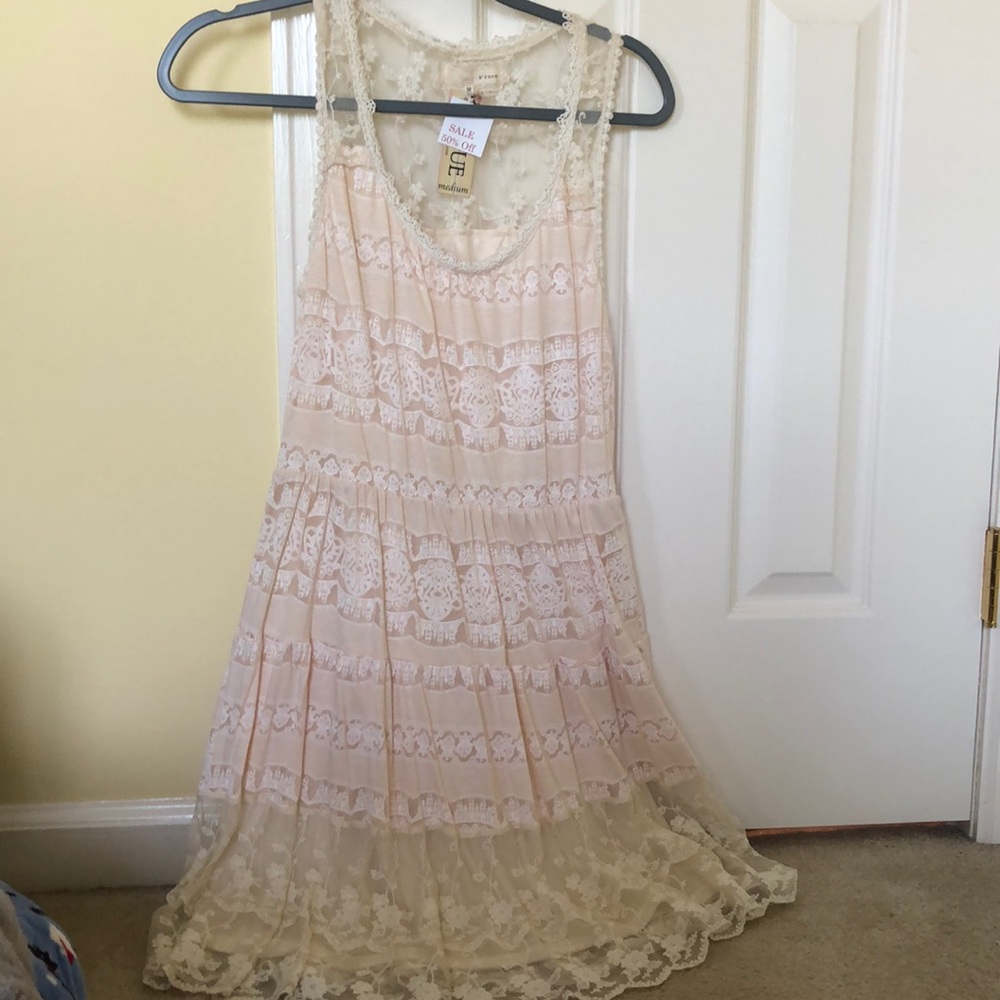 Lace cream sleeveless dress